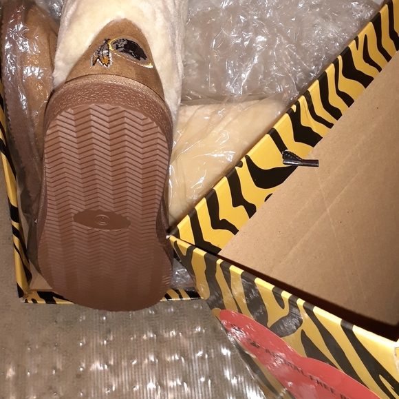 Authentic Redskins logo Ugg type boots - Picture 3 of 4